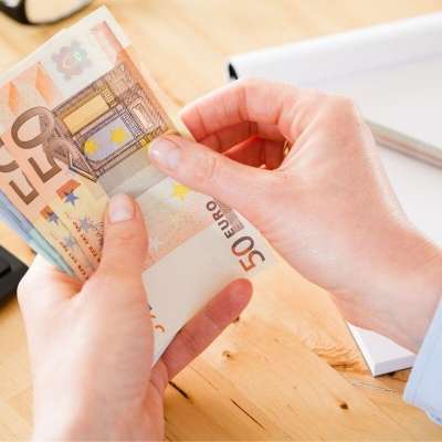 Erfolgsbonus von 836 Euro - Diese Arbeitnehmer bekommen Einmalzahlung aufs Konto Erfolgsbonus von 836 Euro - Diese Arbeitnehmer bekommen Einmalzahlung aufs Konto