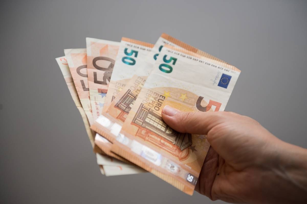 Hand 50 Euro Geld Scheine