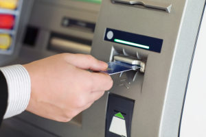 Geld abheben vom Gehaltskonto mit Bankomatkarte